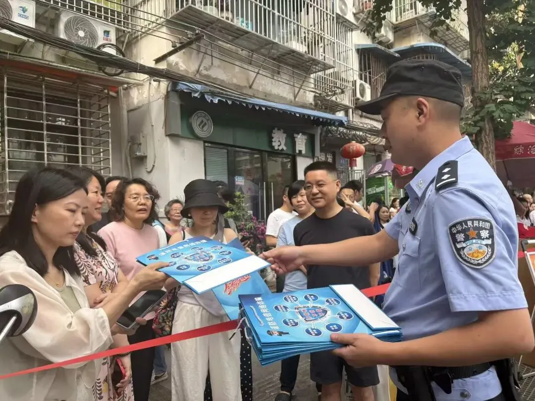 直击现场!青羊6500余名考生迎中考,多部门联动暖心“护考”-第6张图片-四季读书网 直击现场!青羊6500余名考生迎中考,多部门联动暖心“护考”-第6张图片-四季读书网