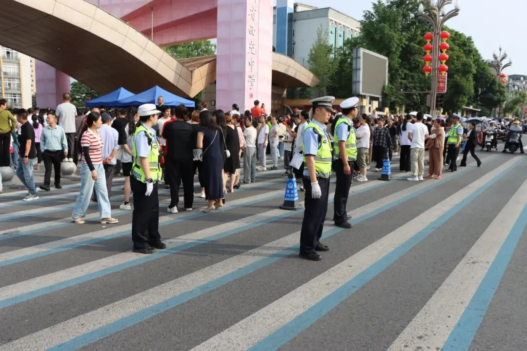 直击西充中考首日-第4张图片-四季读书网 直击西充中考首日-第4张图片-四季读书网