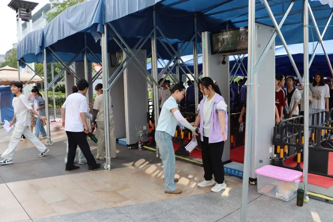直击西充中考首日-第7张图片-四季读书网 直击西充中考首日-第7张图片-四季读书网