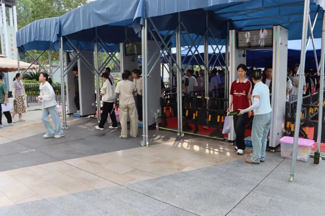 直击西充中考首日-第8张图片-四季读书网 直击西充中考首日-第8张图片-四季读书网
