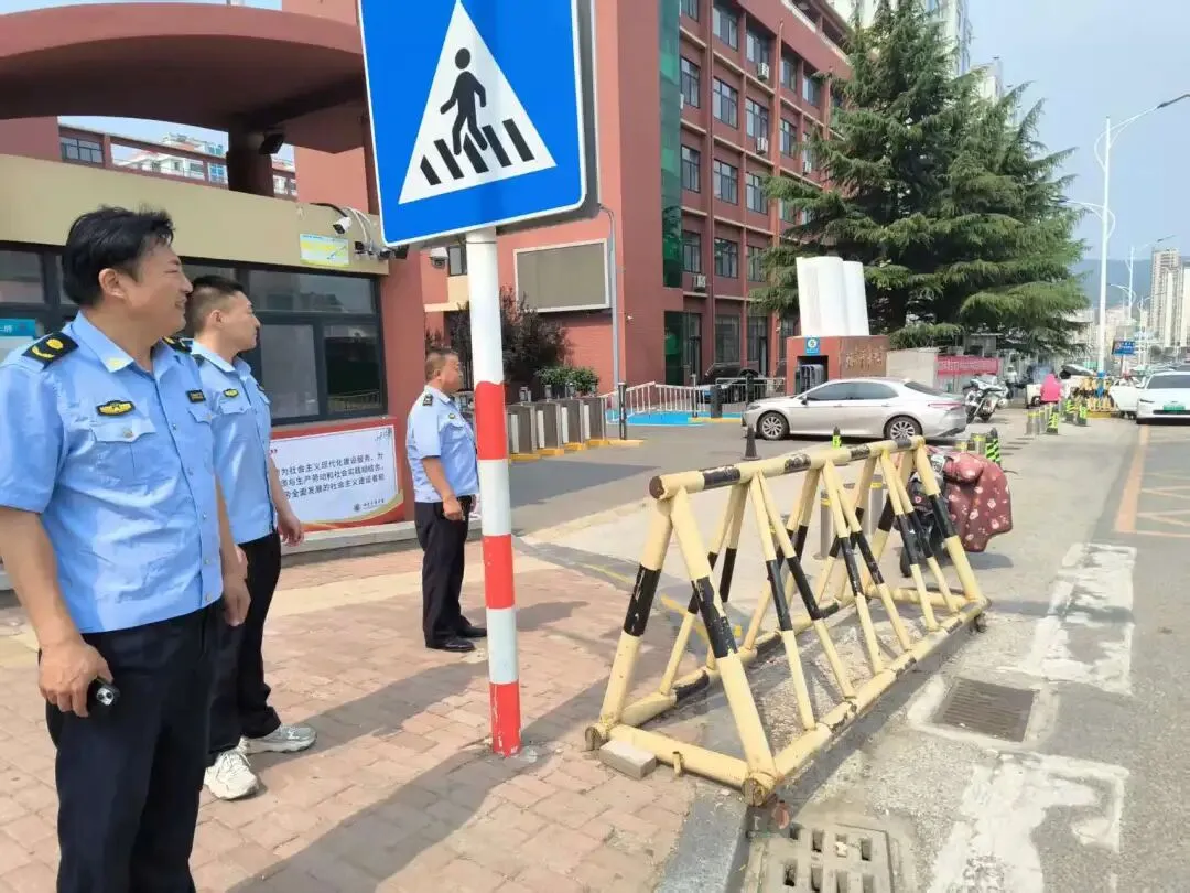 中考首日,考场内提笔逐梦,考场外温柔守候-第2张图片-四季读书网 中考首日,考场内提笔逐梦,考场外温柔守候-第2张图片-四季读书网
