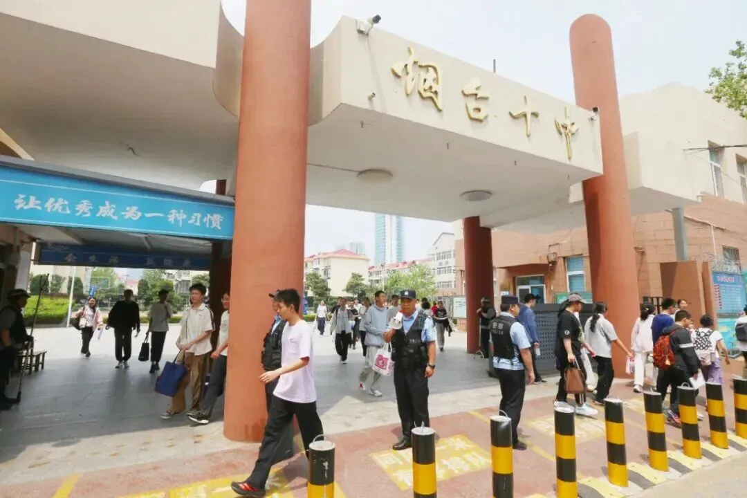 中考首日,考场内提笔逐梦,考场外温柔守候-第8张图片-四季读书网 中考首日,考场内提笔逐梦,考场外温柔守候-第8张图片-四季读书网