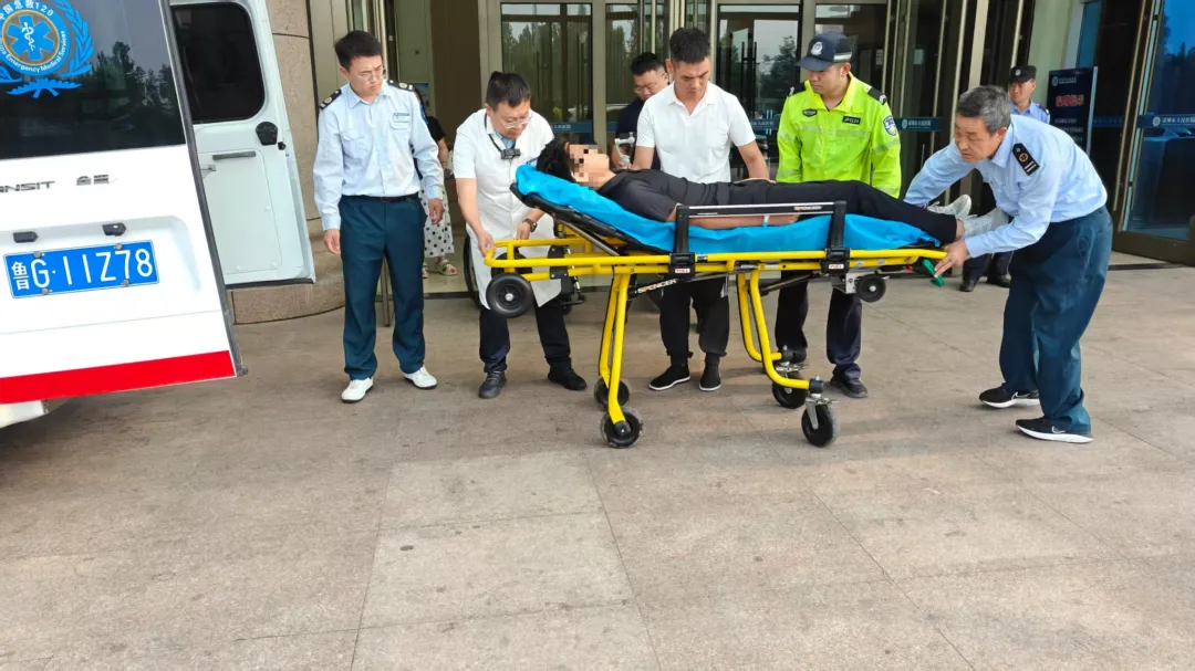 中考首日,潍坊交警联动医院为这位考生“极速护航”-第7张图片-四季读书网 中考首日,潍坊交警联动医院为这位考生“极速护航”-第7张图片-四季读书网