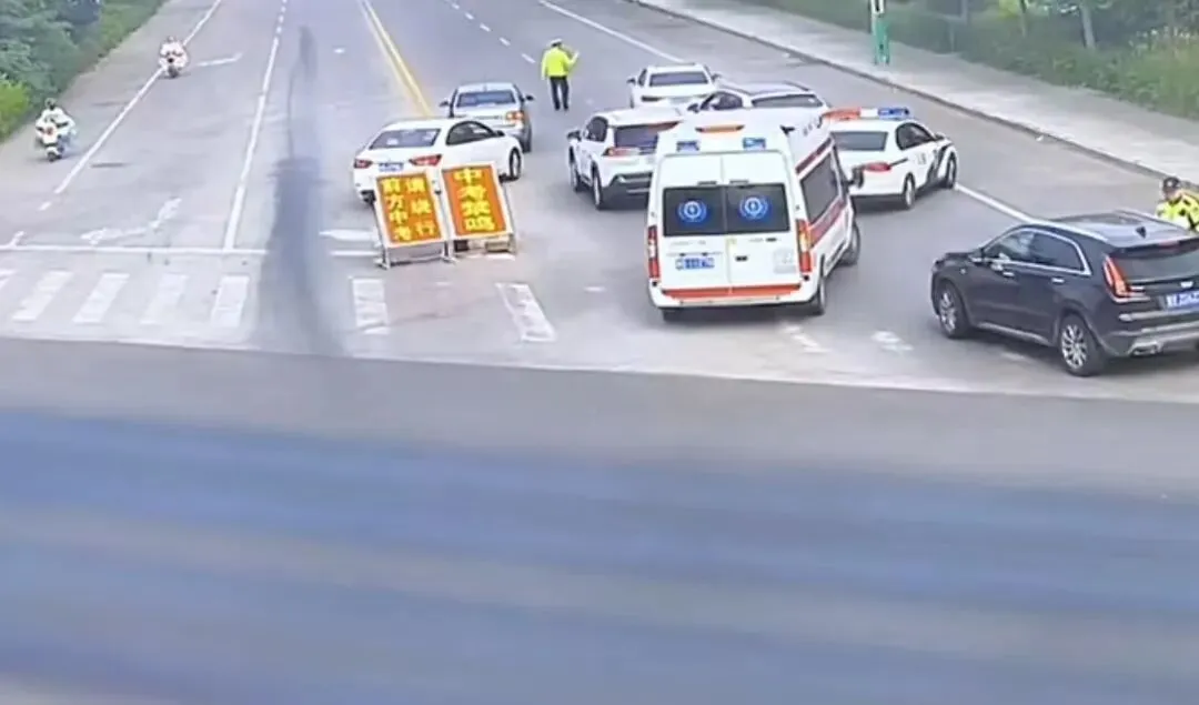 中考首日,潍坊交警联动医院为这位考生“极速护航”-第10张图片-四季读书网 中考首日,潍坊交警联动医院为这位考生“极速护航”-第10张图片-四季读书网