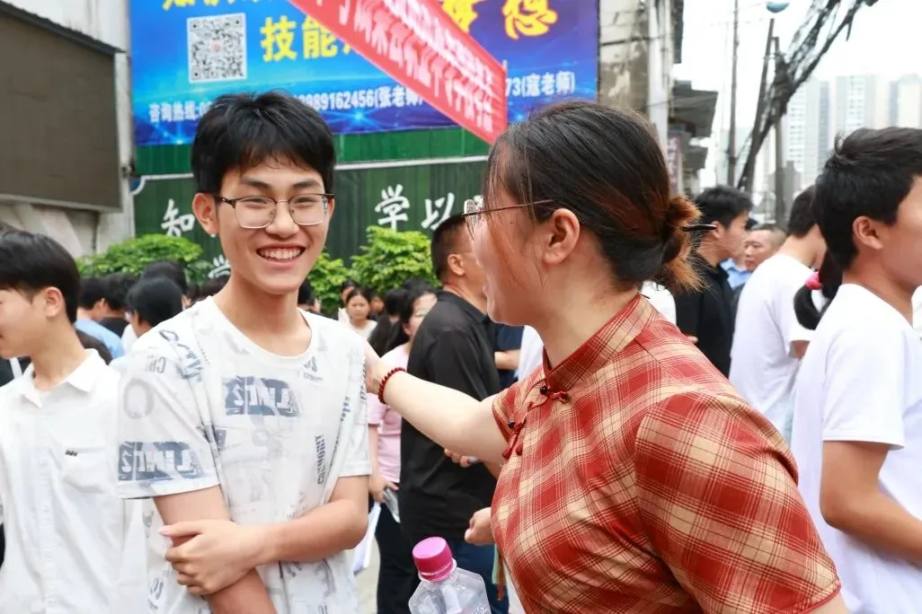 【助力中考】温情陪考 为梦护航-第14张图片-四季读书网 【助力中考】温情陪考 为梦护航-第14张图片-四季读书网