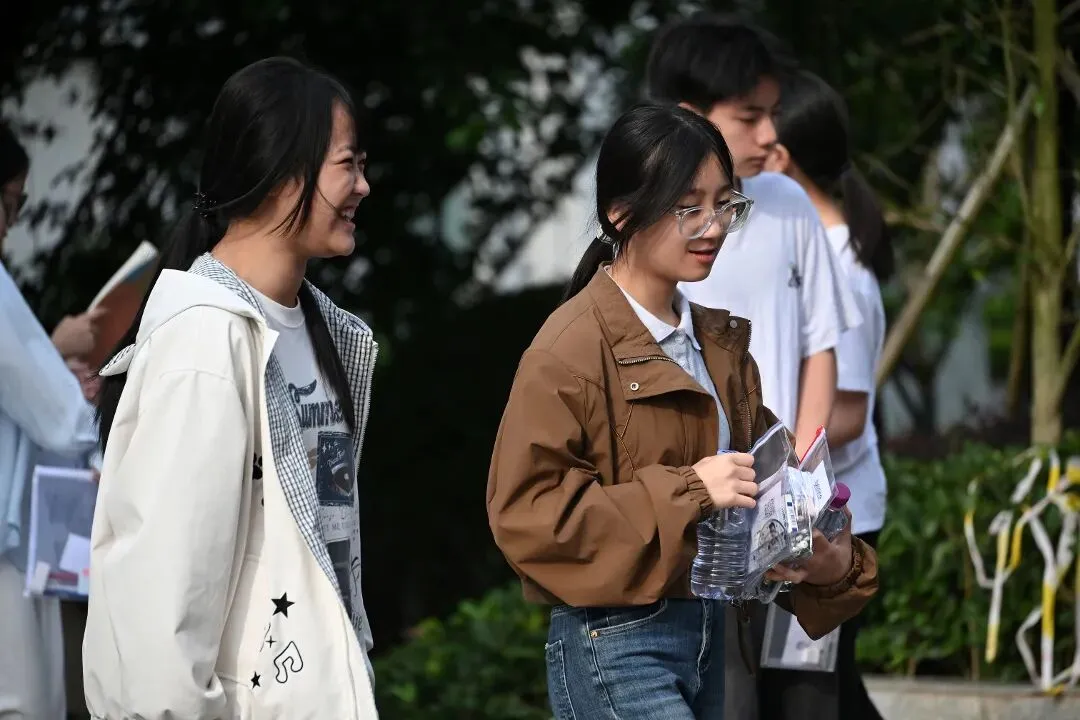 直击南充中考首日!青春正好,全力以赴-第3张图片-四季读书网 直击南充中考首日!青春正好,全力以赴-第3张图片-四季读书网