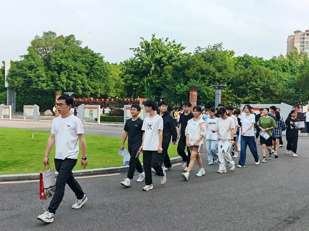 直击南充中考首日!青春正好,全力以赴-第5张图片-四季读书网 直击南充中考首日!青春正好,全力以赴-第5张图片-四季读书网