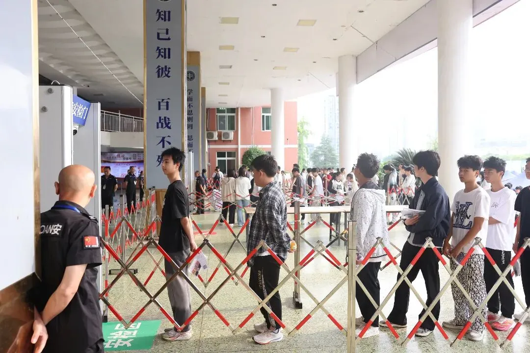 直击南充中考首日!青春正好,全力以赴-第7张图片-四季读书网 直击南充中考首日!青春正好,全力以赴-第7张图片-四季读书网