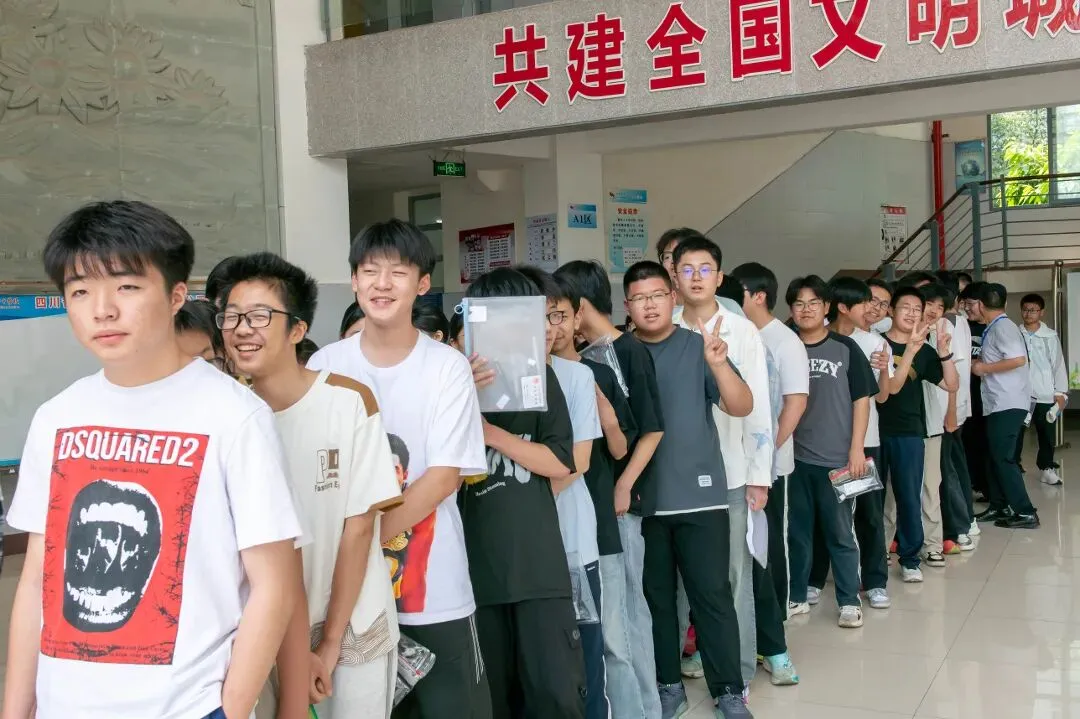 直击南充中考首日!青春正好,全力以赴-第8张图片-四季读书网 直击南充中考首日!青春正好,全力以赴-第8张图片-四季读书网