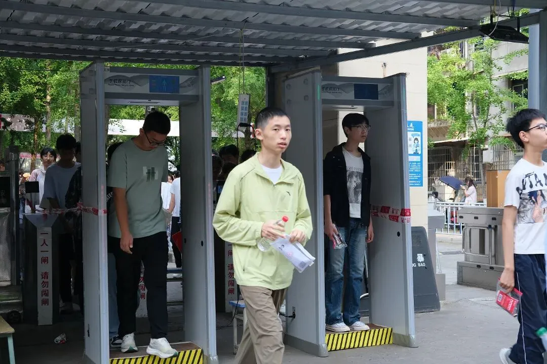 直击南充中考首日!青春正好,全力以赴-第9张图片-四季读书网 直击南充中考首日!青春正好,全力以赴-第9张图片-四季读书网