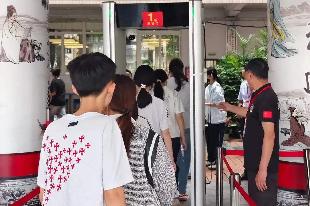 直击南充中考首日!青春正好,全力以赴-第11张图片-四季读书网 直击南充中考首日!青春正好,全力以赴-第11张图片-四季读书网