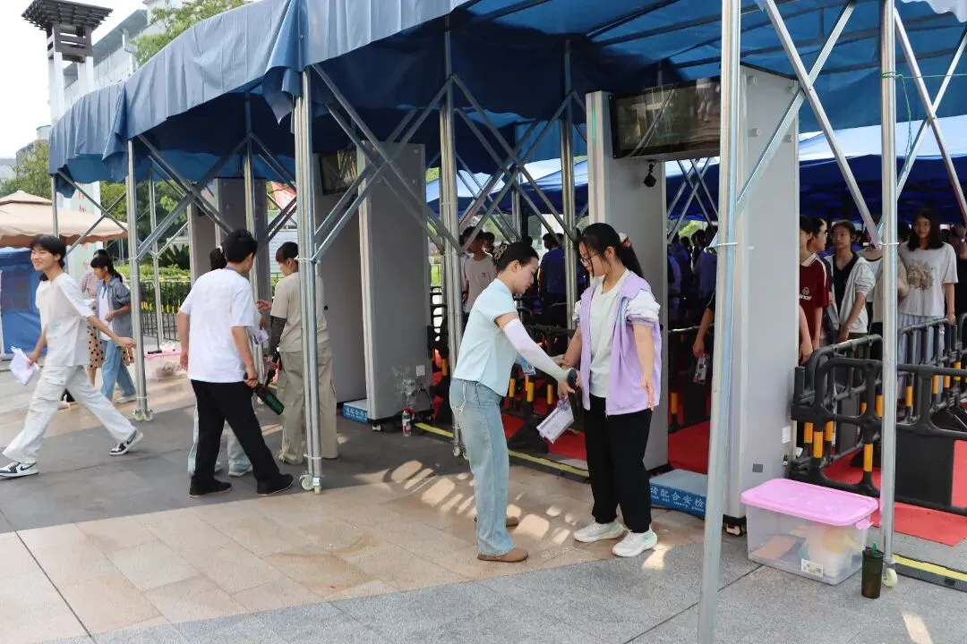 直击南充中考首日!青春正好,全力以赴-第12张图片-四季读书网 直击南充中考首日!青春正好,全力以赴-第12张图片-四季读书网