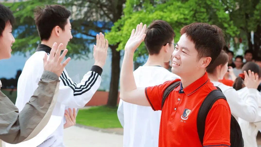 直击南充中考首日!青春正好,全力以赴-第13张图片-四季读书网 直击南充中考首日!青春正好,全力以赴-第13张图片-四季读书网