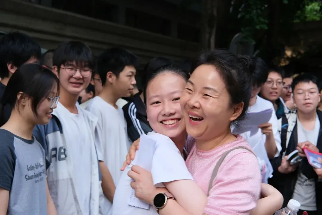 直击南充中考首日!青春正好,全力以赴-第14张图片-四季读书网 直击南充中考首日!青春正好,全力以赴-第14张图片-四季读书网
