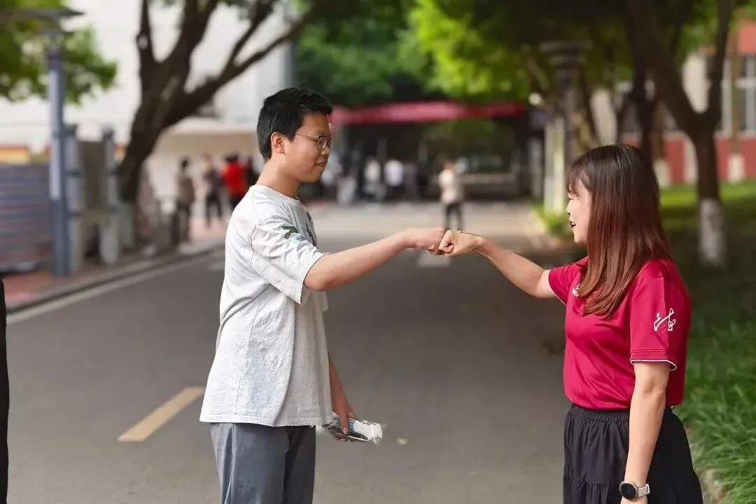 直击南充中考首日!青春正好,全力以赴-第15张图片-四季读书网 直击南充中考首日!青春正好,全力以赴-第15张图片-四季读书网
