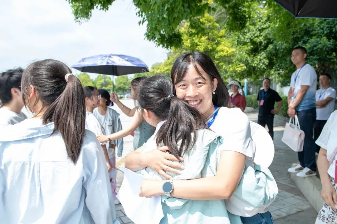 直击南充中考首日!青春正好,全力以赴-第17张图片-四季读书网 直击南充中考首日!青春正好,全力以赴-第17张图片-四季读书网