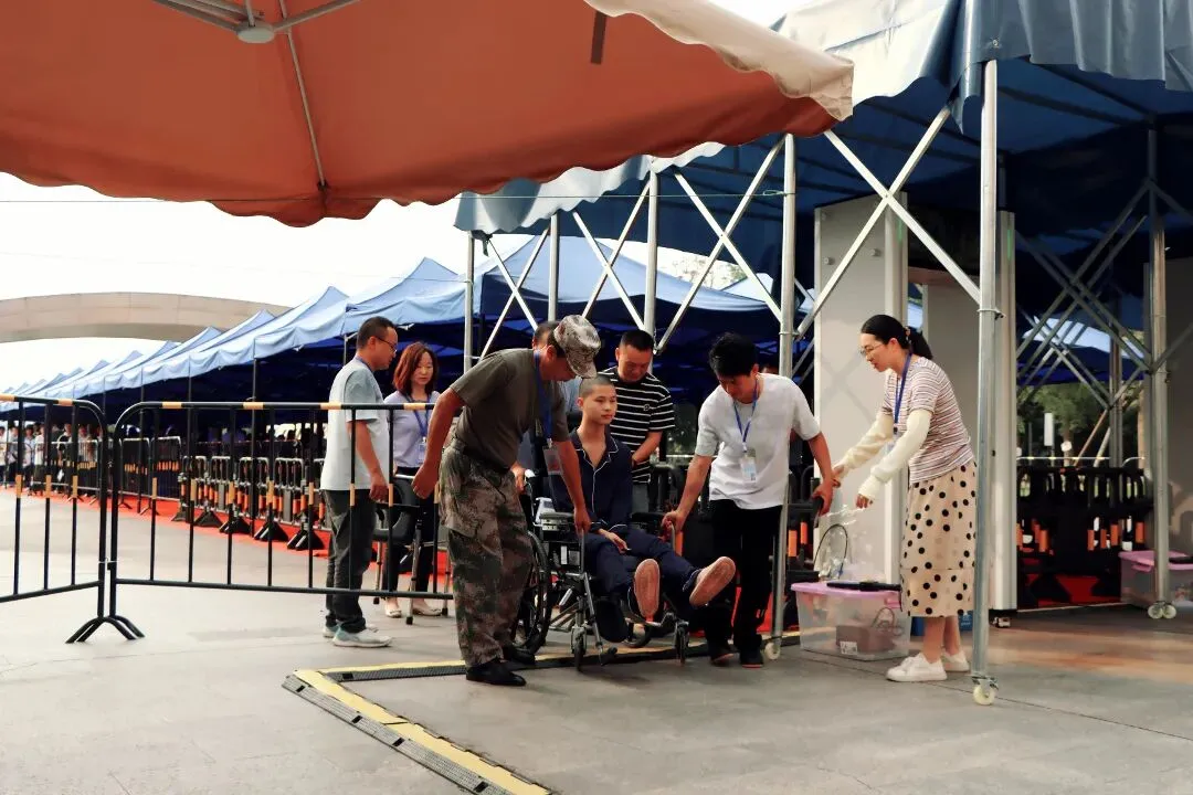 直击南充中考首日!青春正好,全力以赴-第18张图片-四季读书网 直击南充中考首日!青春正好,全力以赴-第18张图片-四季读书网