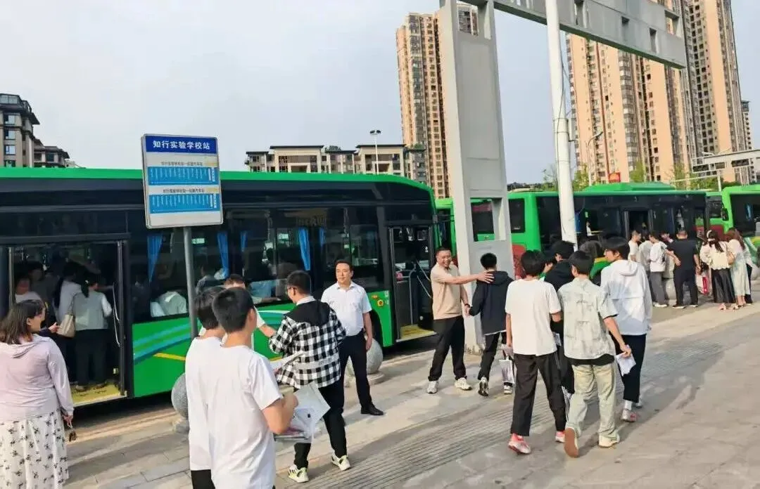 直击南充中考首日!青春正好,全力以赴-第20张图片-四季读书网 直击南充中考首日!青春正好,全力以赴-第20张图片-四季读书网