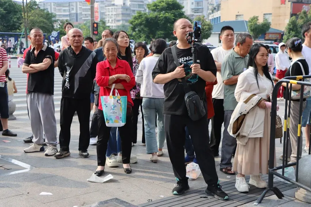 直击南充中考首日!青春正好,全力以赴-第21张图片-四季读书网 直击南充中考首日!青春正好,全力以赴-第21张图片-四季读书网