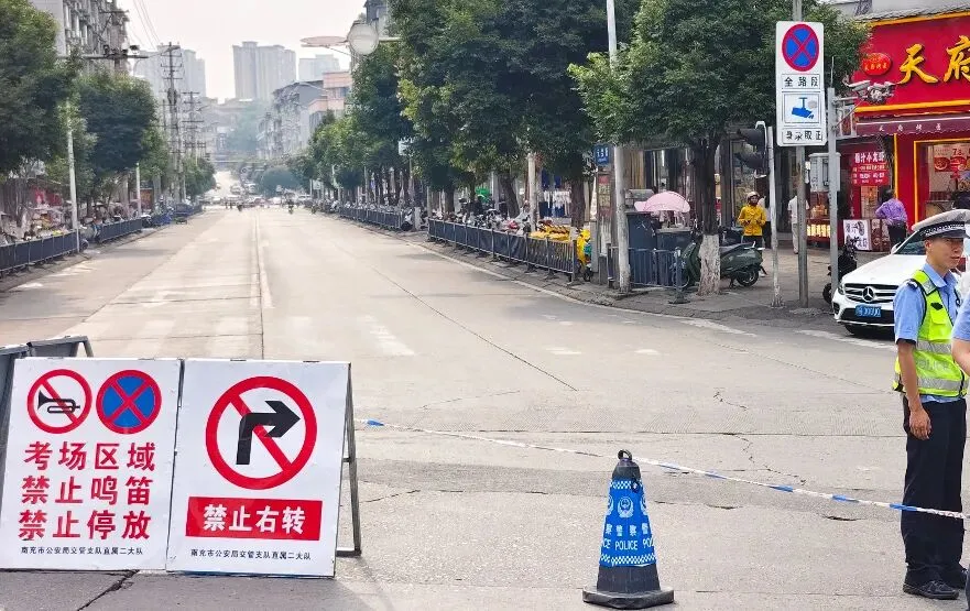 直击南充中考首日!青春正好,全力以赴-第26张图片-四季读书网 直击南充中考首日!青春正好,全力以赴-第26张图片-四季读书网