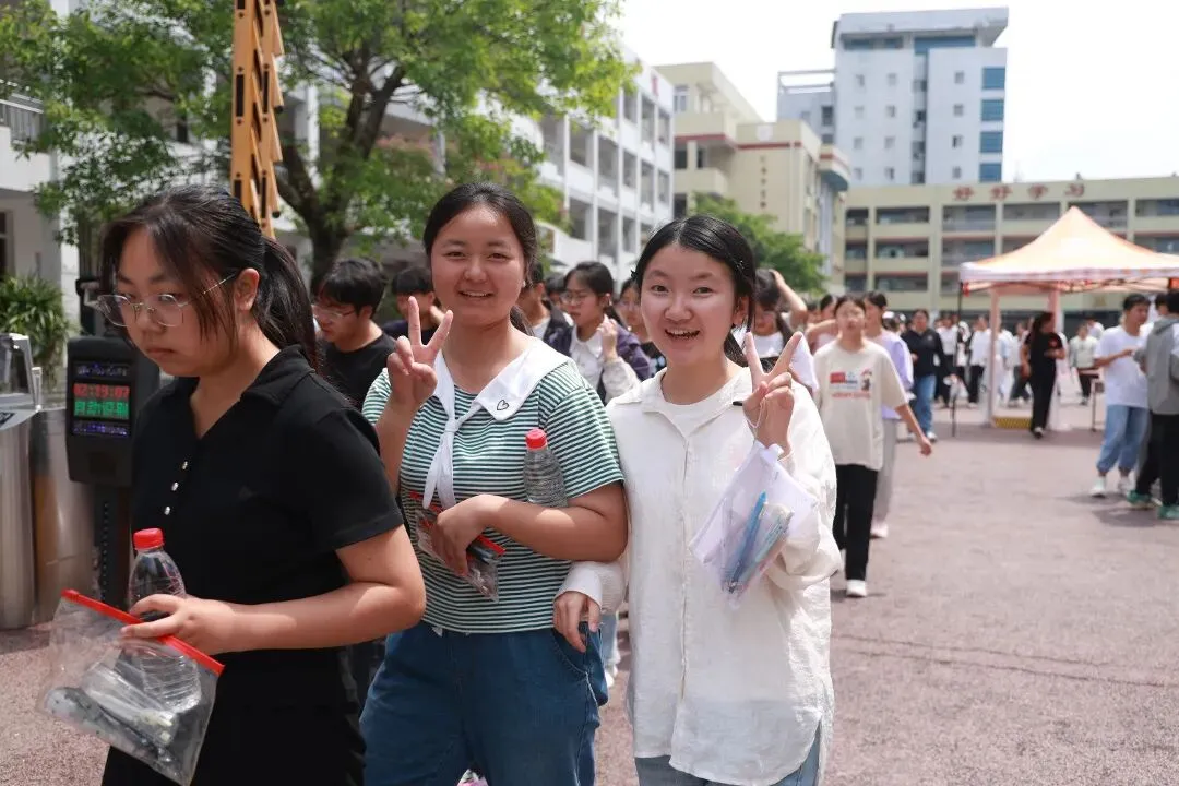 直击南充中考首日!青春正好,全力以赴-第31张图片-四季读书网 直击南充中考首日!青春正好,全力以赴-第31张图片-四季读书网