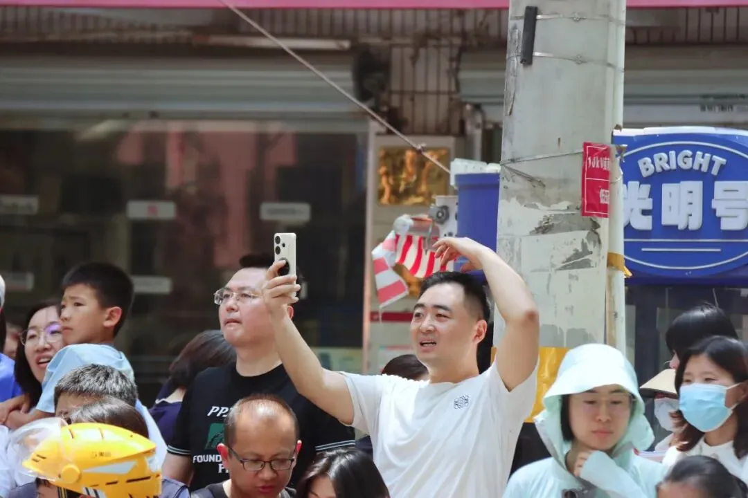 今天,李沧中考考场外,这些“表情包”刷屏了-第9张图片-四季读书网 今天,李沧中考考场外,这些“表情包”刷屏了-第9张图片-四季读书网