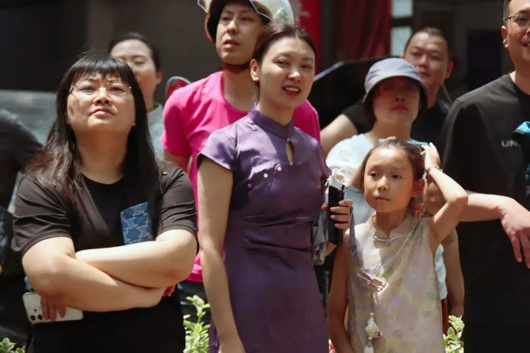 今天,李沧中考考场外,这些“表情包”刷屏了-第13张图片-四季读书网 今天,李沧中考考场外,这些“表情包”刷屏了-第13张图片-四季读书网
