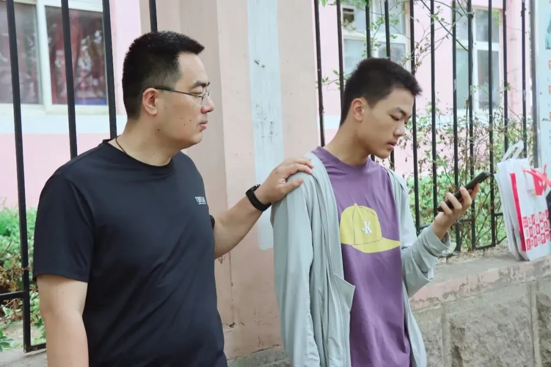 今天,李沧中考考场外,这些“表情包”刷屏了-第14张图片-四季读书网 今天,李沧中考考场外,这些“表情包”刷屏了-第14张图片-四季读书网