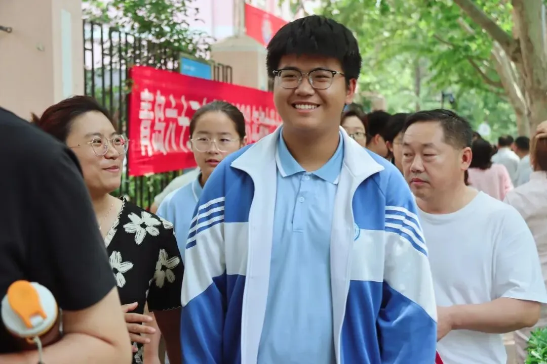 今天,李沧中考考场外,这些“表情包”刷屏了-第17张图片-四季读书网 今天,李沧中考考场外,这些“表情包”刷屏了-第17张图片-四季读书网
