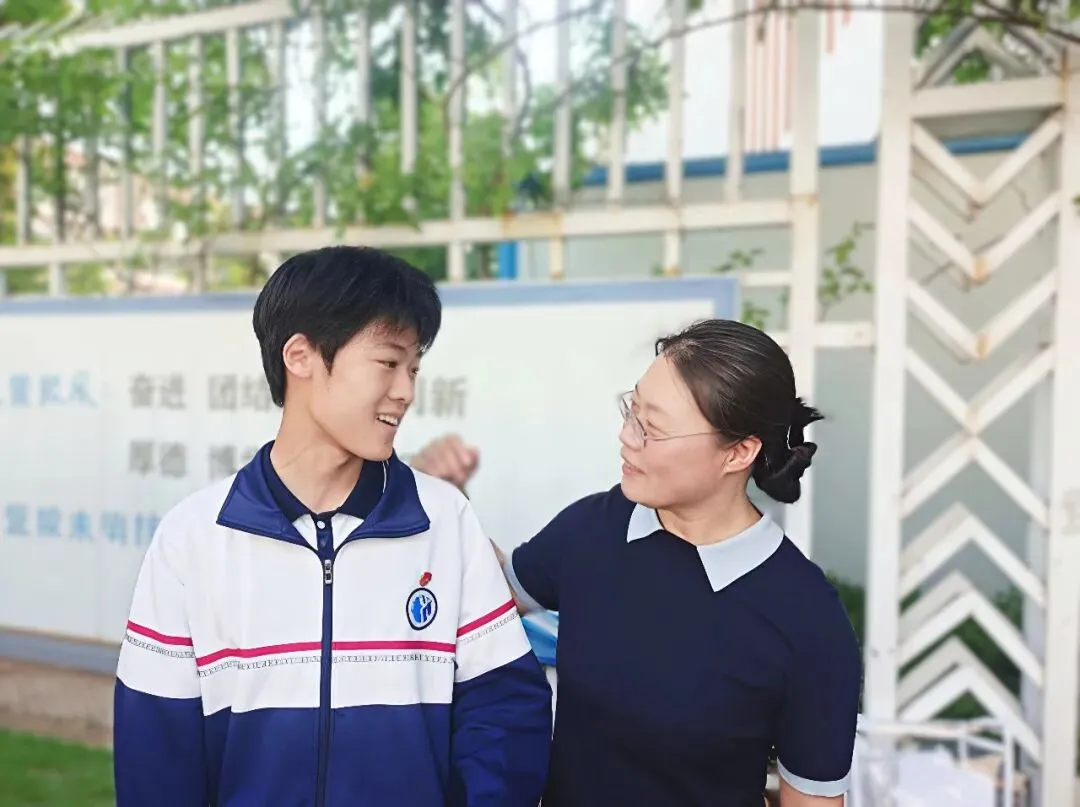 今天,李沧中考考场外,这些“表情包”刷屏了-第19张图片-四季读书网 今天,李沧中考考场外,这些“表情包”刷屏了-第19张图片-四季读书网