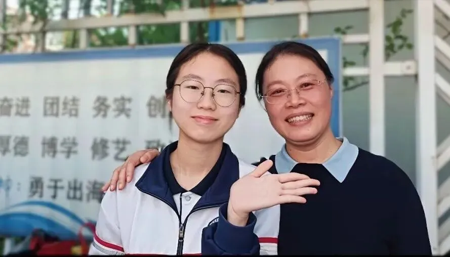 今天,李沧中考考场外,这些“表情包”刷屏了-第20张图片-四季读书网 今天,李沧中考考场外,这些“表情包”刷屏了-第20张图片-四季读书网