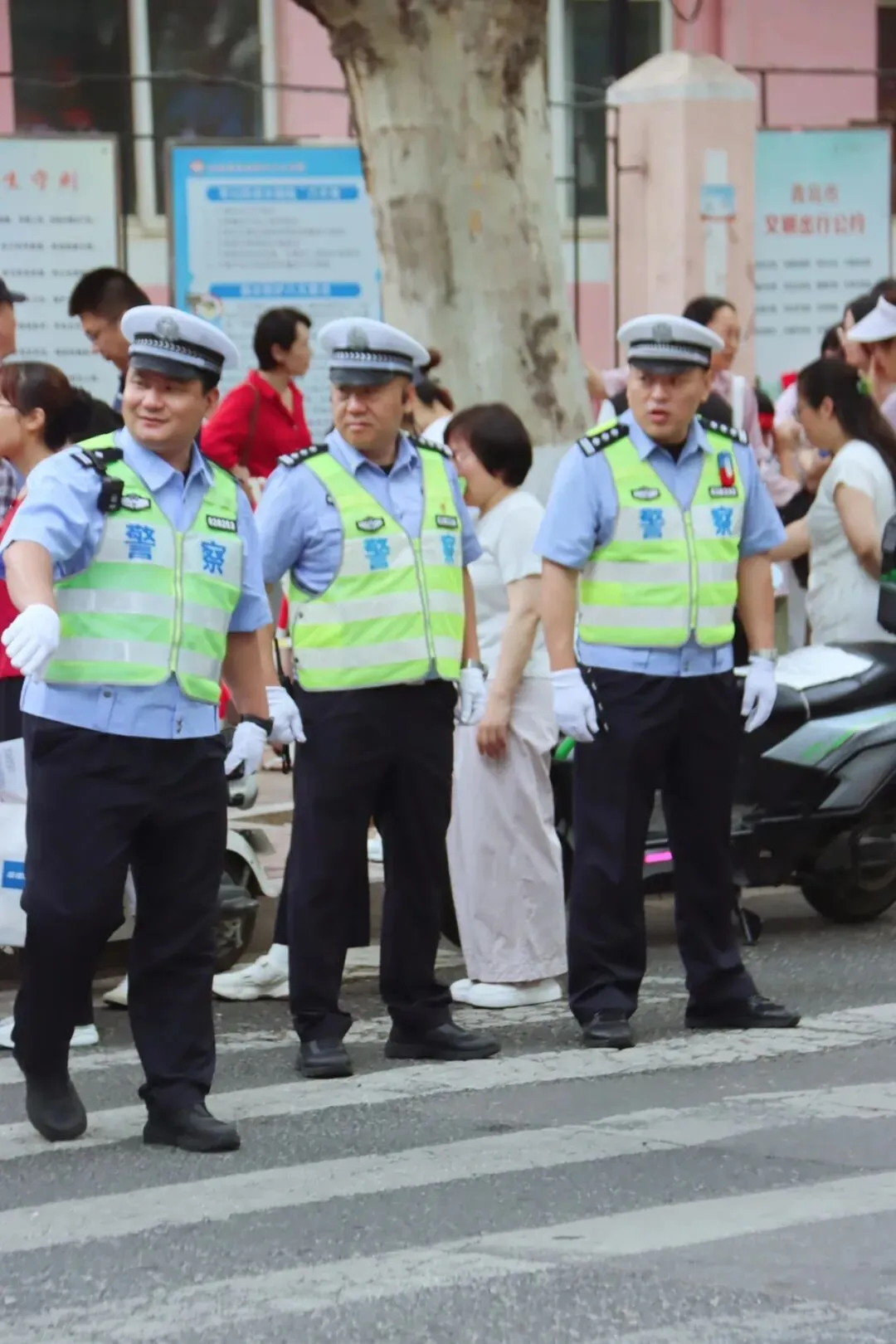今天,李沧中考考场外,这些“表情包”刷屏了-第25张图片-四季读书网 今天,李沧中考考场外,这些“表情包”刷屏了-第25张图片-四季读书网