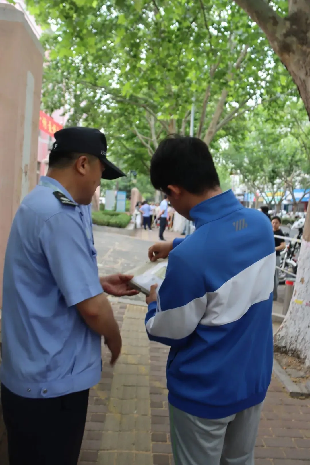 今天,李沧中考考场外,这些“表情包”刷屏了-第27张图片-四季读书网 今天,李沧中考考场外,这些“表情包”刷屏了-第27张图片-四季读书网