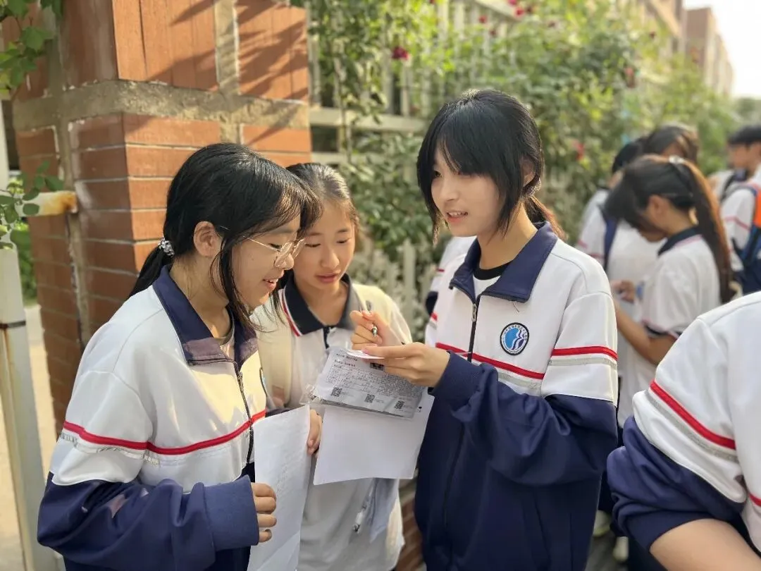 今天,李沧中考考场外,这些“表情包”刷屏了-第30张图片-四季读书网 今天,李沧中考考场外,这些“表情包”刷屏了-第30张图片-四季读书网