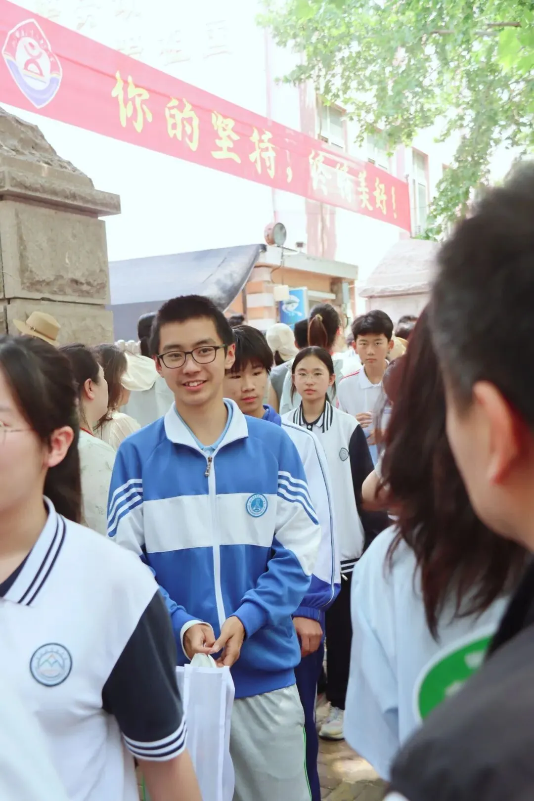 今天,李沧中考考场外,这些“表情包”刷屏了-第34张图片-四季读书网 今天,李沧中考考场外,这些“表情包”刷屏了-第34张图片-四季读书网