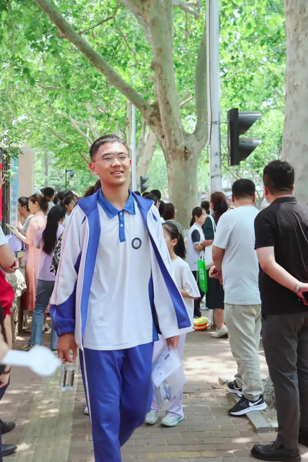 今天,李沧中考考场外,这些“表情包”刷屏了-第35张图片-四季读书网 今天,李沧中考考场外,这些“表情包”刷屏了-第35张图片-四季读书网