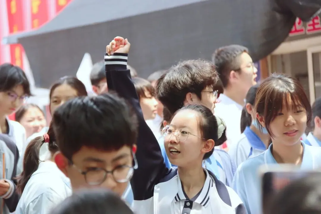 今天,李沧中考考场外,这些“表情包”刷屏了-第36张图片-四季读书网 今天,李沧中考考场外,这些“表情包”刷屏了-第36张图片-四季读书网