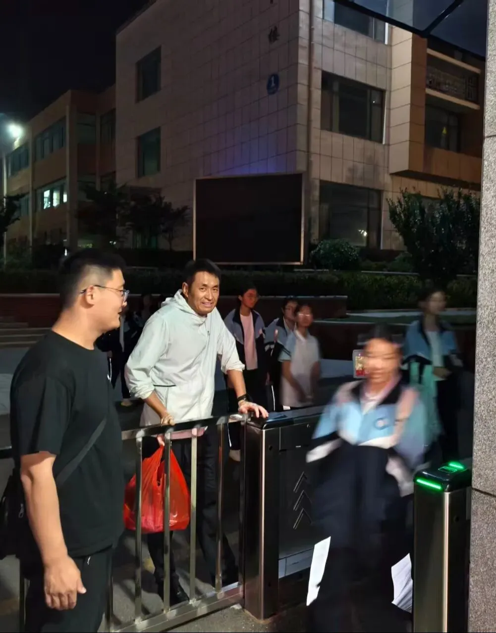 以爱为盾 护航中考——五莲县北京路中学暖心守护,为梦想助力!-第18张图片-四季读书网 以爱为盾 护航中考——五莲县北京路中学暖心守护,为梦想助力!-第18张图片-四季读书网