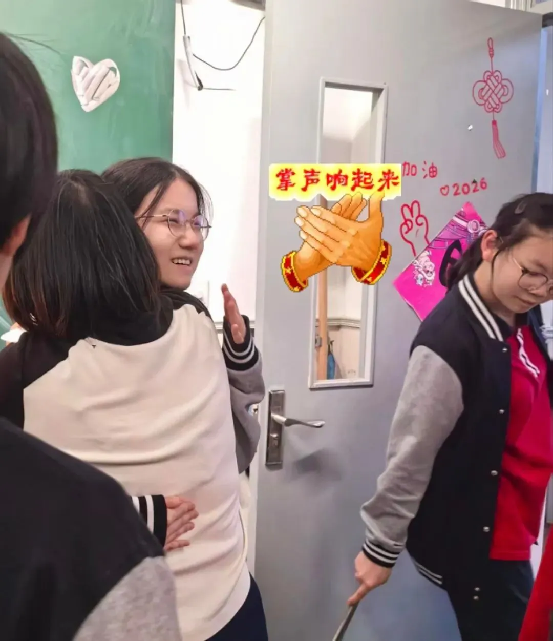 中考将至,孩子们用一场惊喜告别四年青春-第7张图片-四季读书网