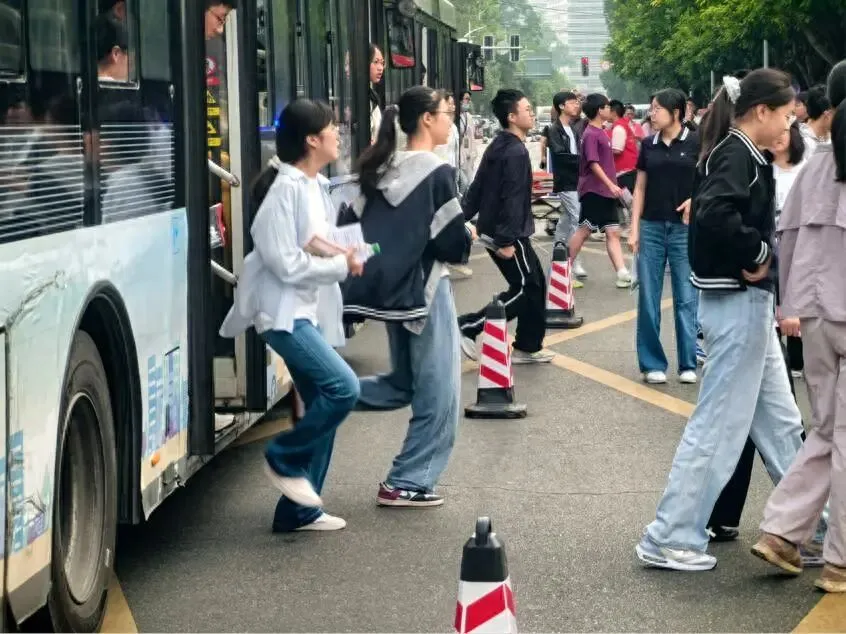 2026年四川真题答案下载!成都、内江、乐山、南充、眉山、宜宾、广安、达州语文,物理、化学,数学试卷,考后估分-第1张图片-四季读书网 2026年四川真题答案下载!成都、内江、乐山、南充、眉山、宜宾、广安、达州语文,物理、化学,数学试卷,考后估分-第1张图片-四季读书网