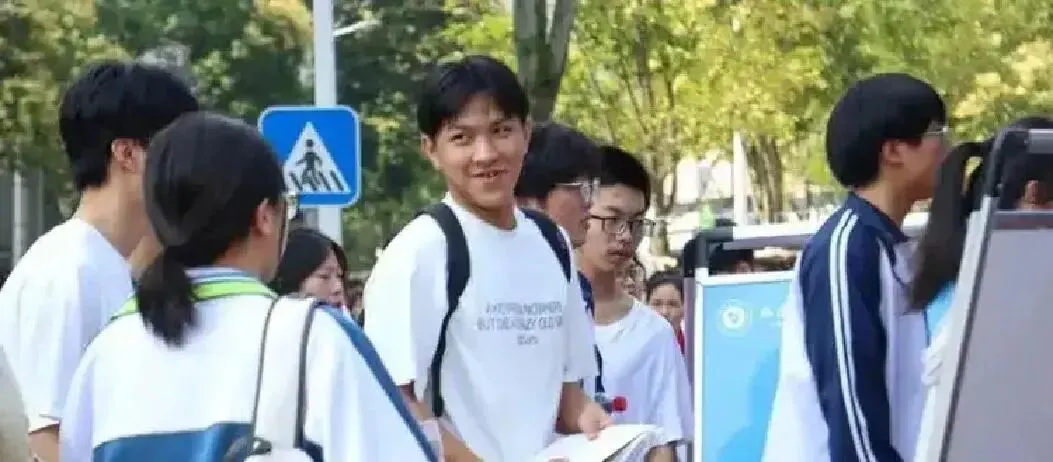 2026高考物理难吗?各省试卷难度不同,考生真实发声让人心疼-第2张图片-四季读书网