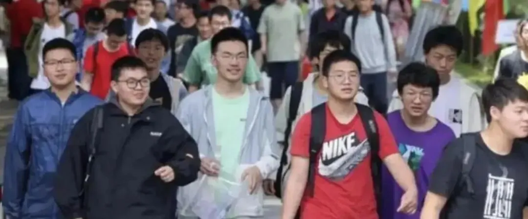 2026高考物理难吗?各省试卷难度不同,考生真实发声让人心疼-第5张图片-四季读书网