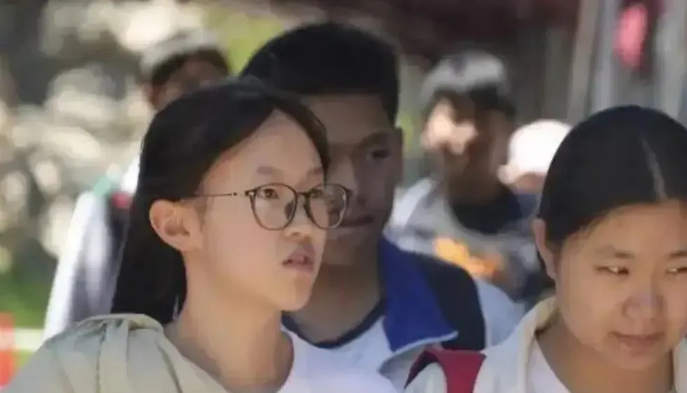 2026高考物理难吗?各省试卷难度不同,考生真实发声让人心疼-第6张图片-四季读书网