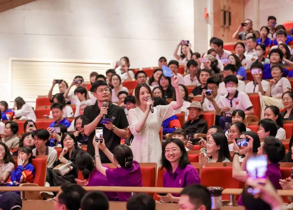 中考倒计时10天:向夏风许愿 在山海相见——北京市第五中学分校2026届初三年级毕业典礼-第30张图片-四季读书网 中考倒计时10天:向夏风许愿 在山海相见——北京市第五中学分校2026届初三年级毕业典礼-第30张图片-四季读书网