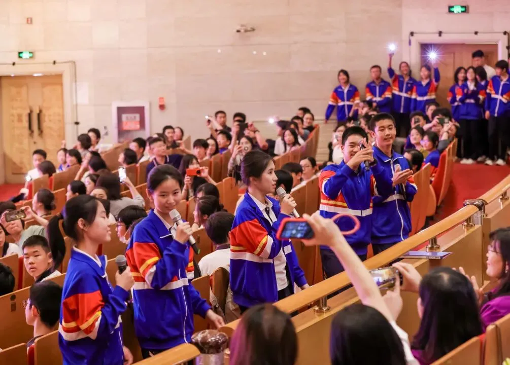 中考倒计时10天:向夏风许愿 在山海相见——北京市第五中学分校2026届初三年级毕业典礼-第31张图片-四季读书网 中考倒计时10天:向夏风许愿 在山海相见——北京市第五中学分校2026届初三年级毕业典礼-第31张图片-四季读书网