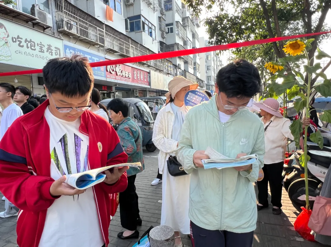 刚刚!阜阳中考考场外拍下-第4张图片-四季读书网 刚刚!阜阳中考考场外拍下-第4张图片-四季读书网