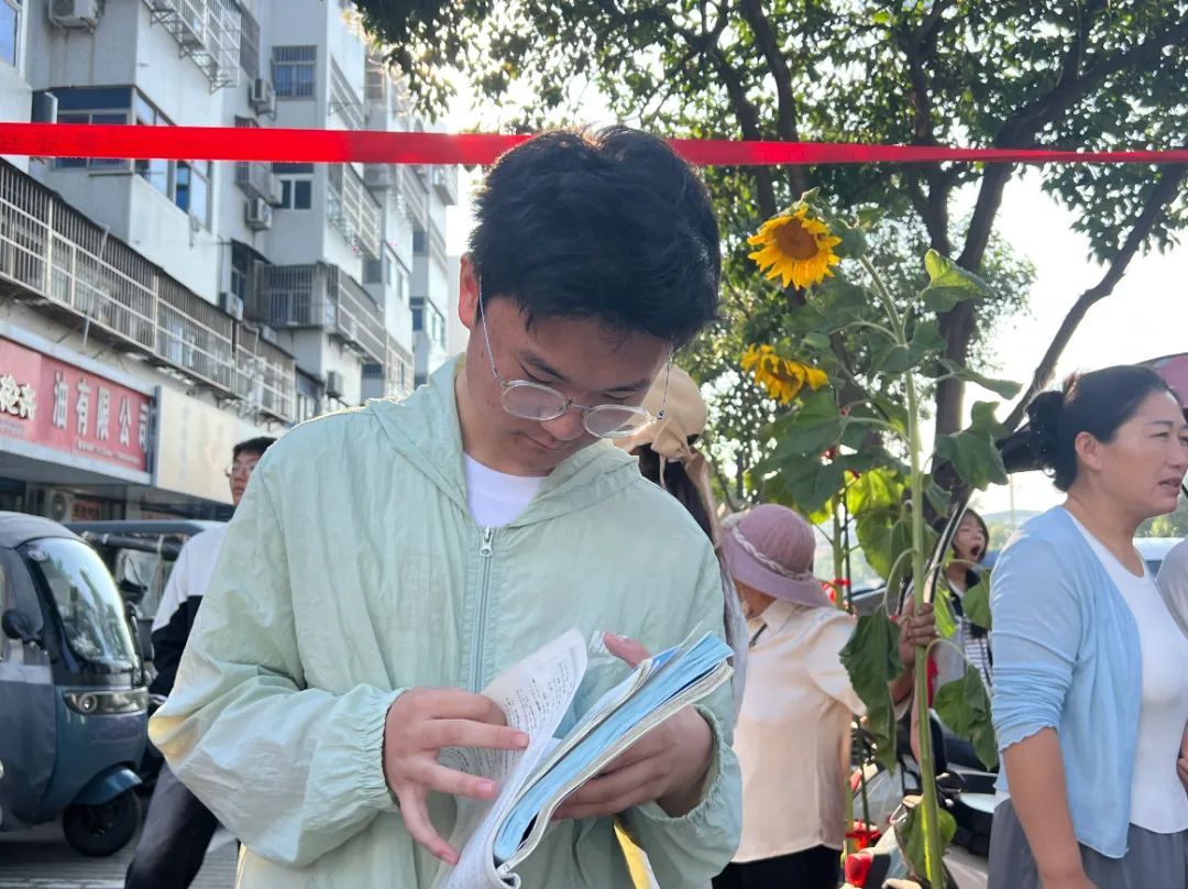 刚刚!阜阳中考考场外拍下-第5张图片-四季读书网 刚刚!阜阳中考考场外拍下-第5张图片-四季读书网