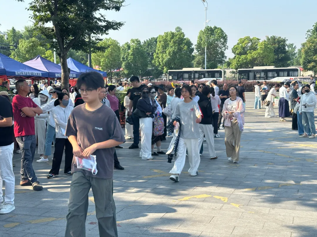 刚刚!阜阳中考考场外拍下-第9张图片-四季读书网 刚刚!阜阳中考考场外拍下-第9张图片-四季读书网