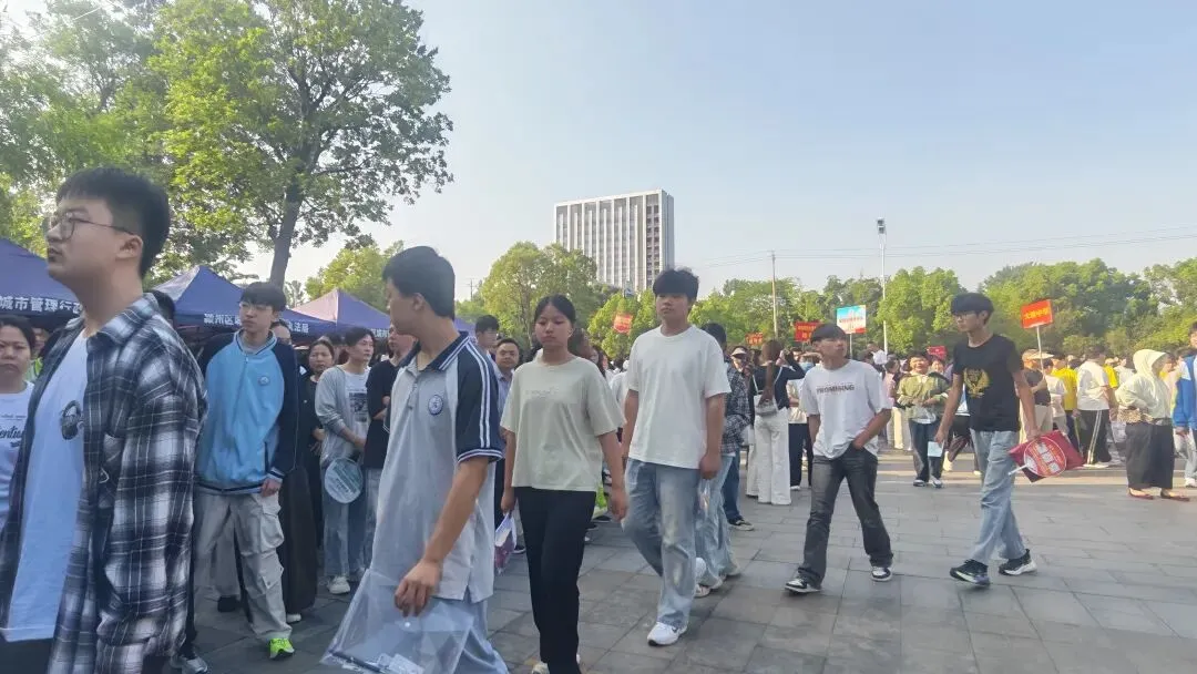 刚刚!阜阳中考考场外拍下-第10张图片-四季读书网 刚刚!阜阳中考考场外拍下-第10张图片-四季读书网