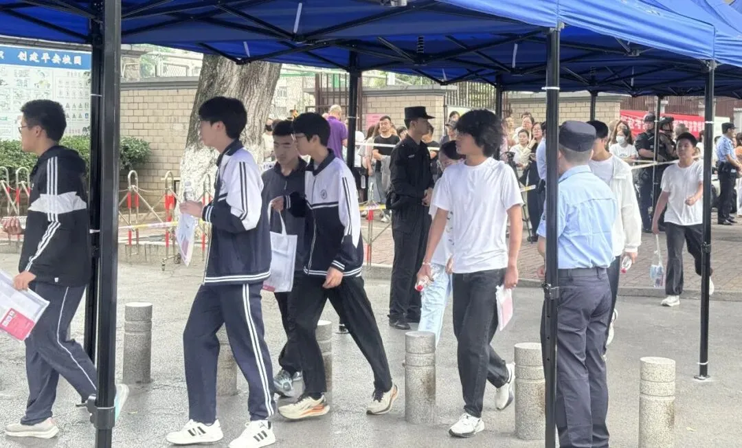 2026中考启幕!池州1.3万余名学子执笔逐梦向未来!加油,少年-第3张图片-四季读书网 2026中考启幕!池州1.3万余名学子执笔逐梦向未来!加油,少年-第3张图片-四季读书网